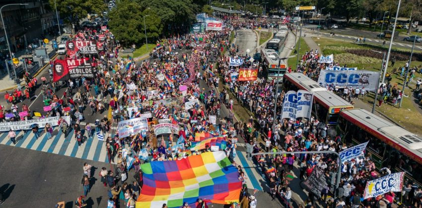 Pueblos originarios marchan en Buenos Aires contra el retroceso de políticas territoriales