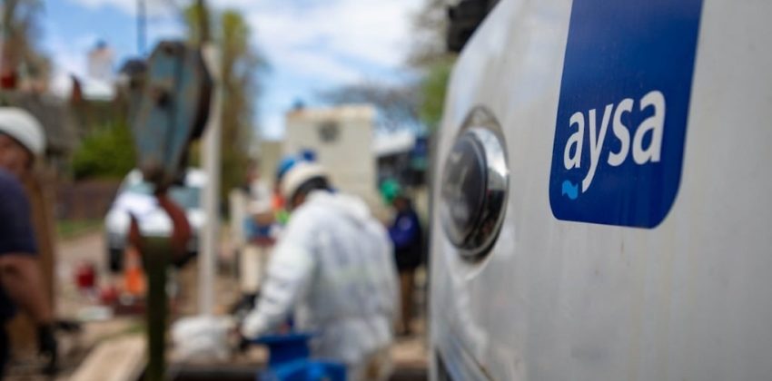 Cuadrilla de AySA trabajando en la vía pública junto a un vehículo de la empresa