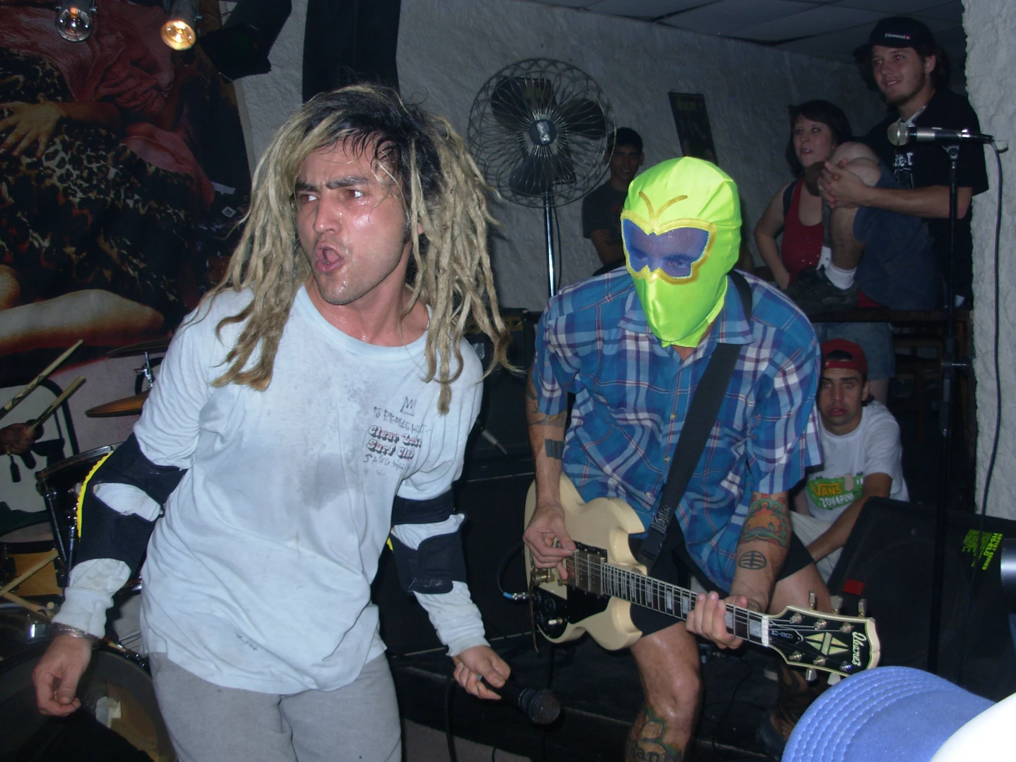 Boom Boom Kid y guitarrista en vivo, foto de archivo