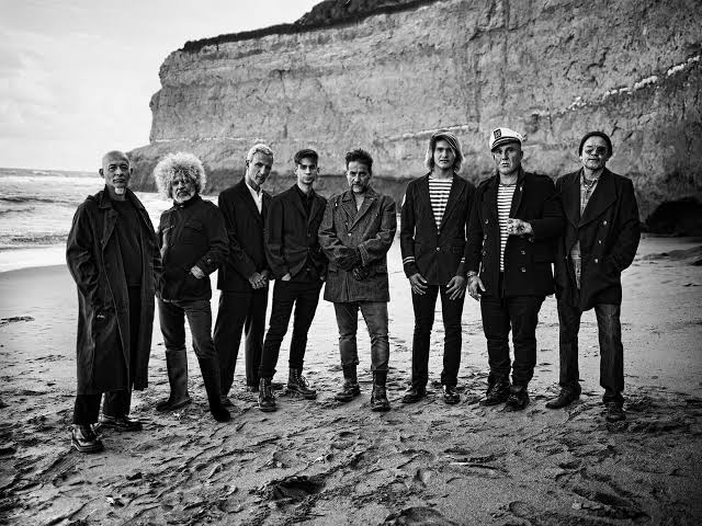Los Fabulosos Cadillacs, retrato grupal de archivo en la costa
