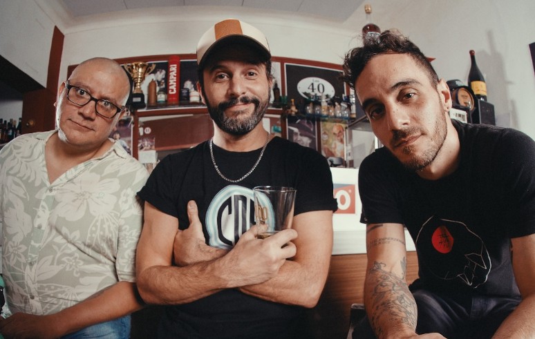 Trío marplatense en un bar