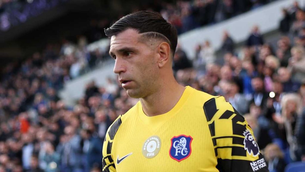 Emiliano Martínez con la camiseta de arquero de Chelsea, en la fotografía del parte oficial.