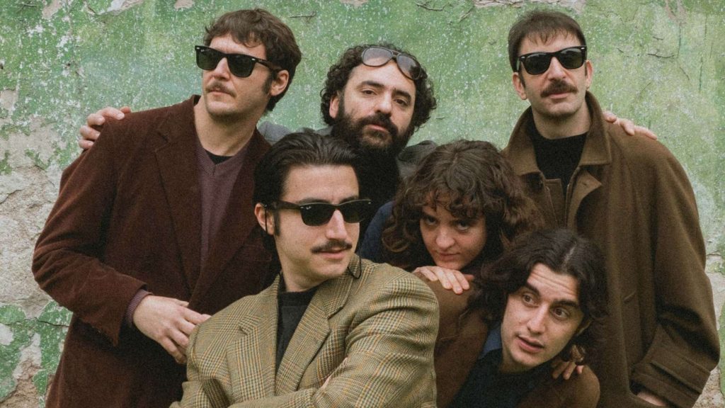 Fonso y Las Paritarias, retrato grupal exterior