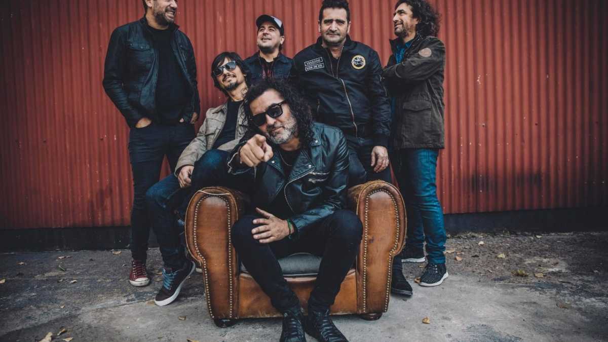 Los Pérez García posan junto a un sillón de cuero frente a una pared roja