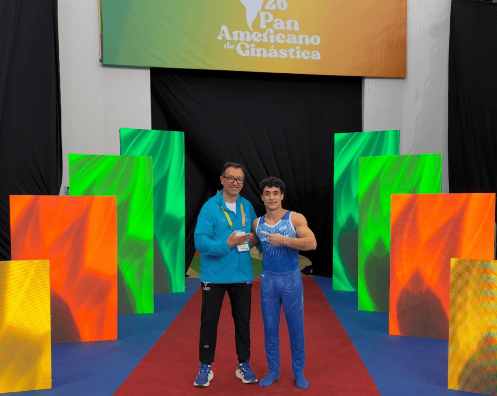 Santiago Mayol con su entrenador en una competencia de gimnasia; fotografía de archivo.