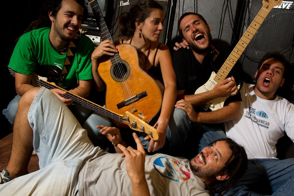 Banda en color con guitarras, escena informal