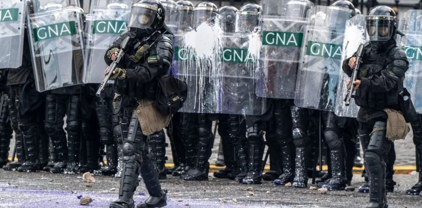 Efectivos de Gendarmería con escudos durante un operativo frente al Congreso