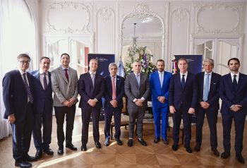 Ciudadanía por inversión: el Gobierno acelera el pasaporte de US$350.000 y crece la pelea política