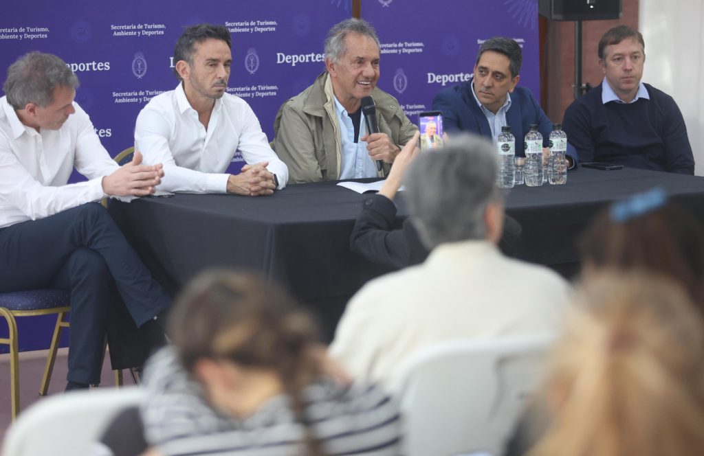 Mesa de apertura del congreso